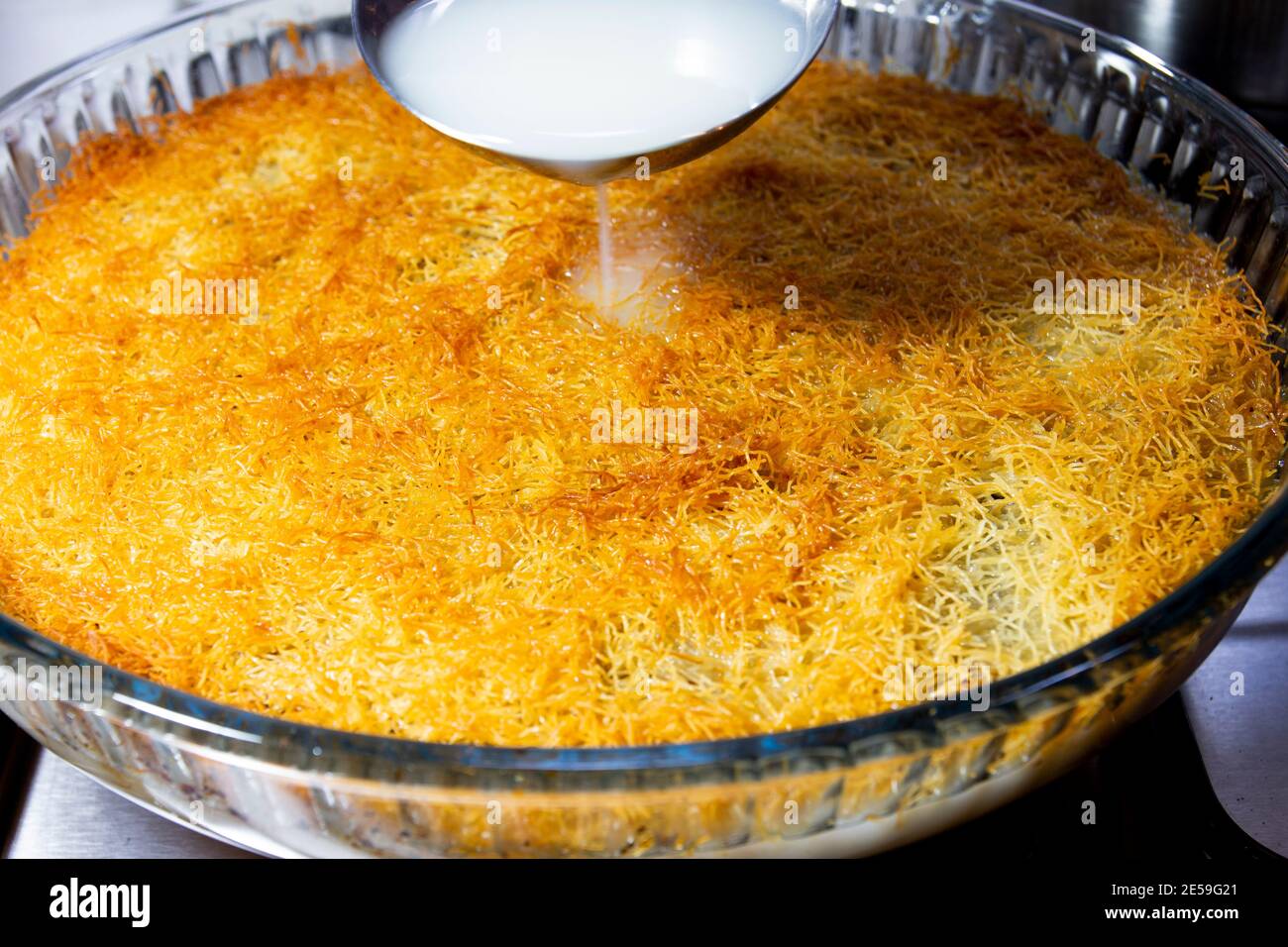 Dessert di grano sminuzzato, kadayif. Turkhish cibo dolce tradizionale Foto Stock