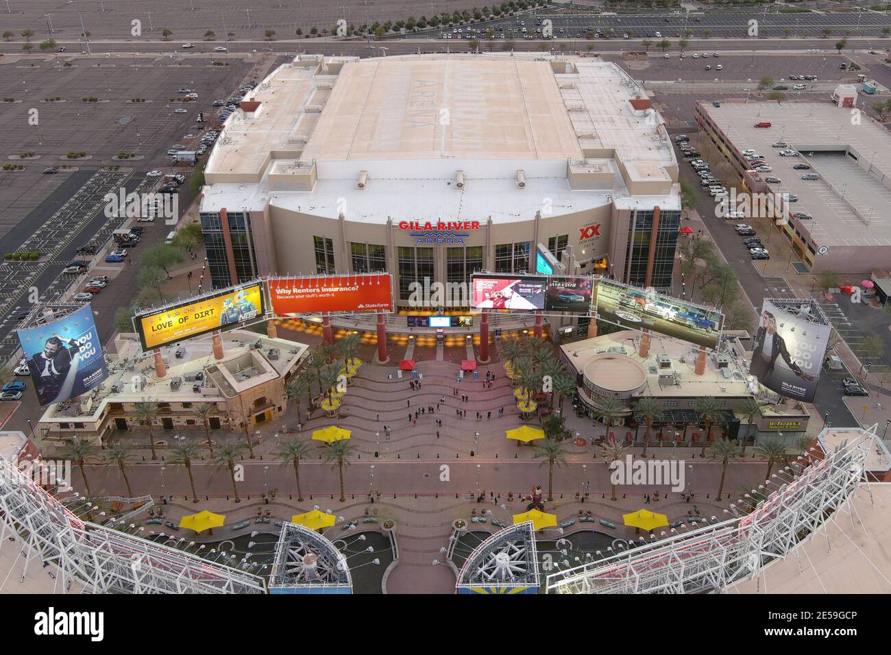 Una vista aerea della Gila River Arena, martedì 26 gennaio 2021, a Glendale, Ariza. L'arena, aperta nel 2003, è la sede dei Arizona Coyotes of Th Foto Stock