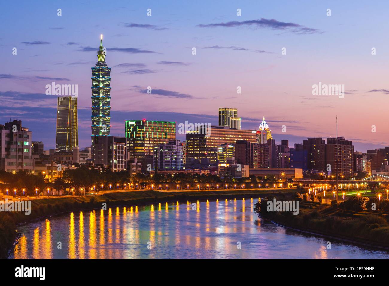 vista notturna della città di taipei sul fiume a taiwan Foto Stock