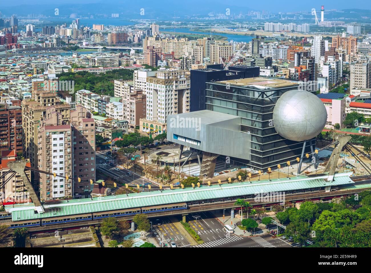 skyline della città di taipei vicino al quartiere di jiantan a taiwan Foto Stock