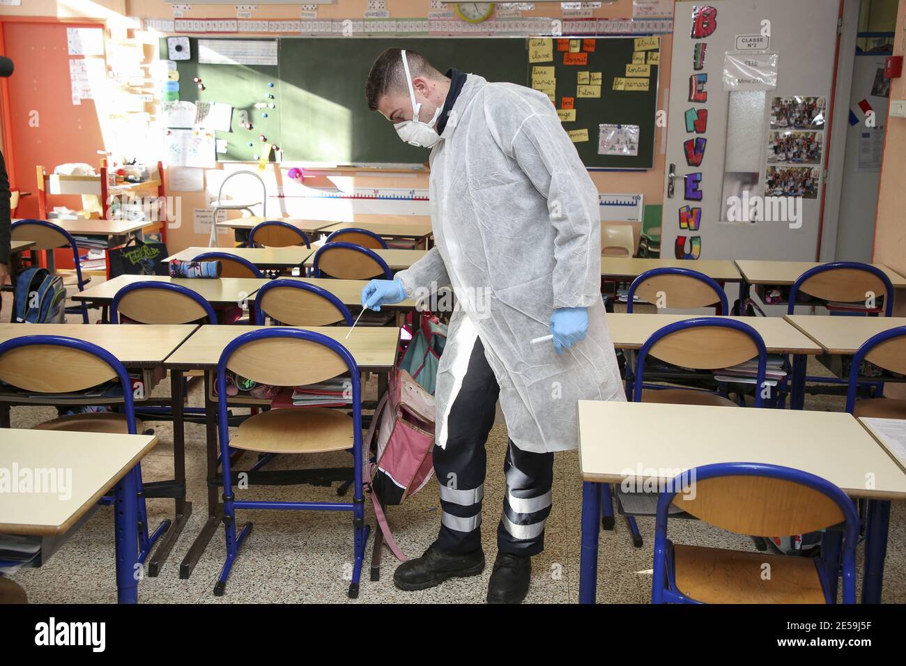 I vigili del fuoco marini dell'unità Comete effettuano campioni di superficie contro il Covid-19 in una classe di una scuola a Marsiglia, Francia il 26 gennaio 2021. L'unità COMETE del battaglione dei vigili del fuoco di Marsiglia è dotata di un efficiente laboratorio mobile per la ricerca di patogeni biologici nell'ambiente. Foto di David Thaust/Avenir Pictures/ABACAPRESS.COM Foto Stock