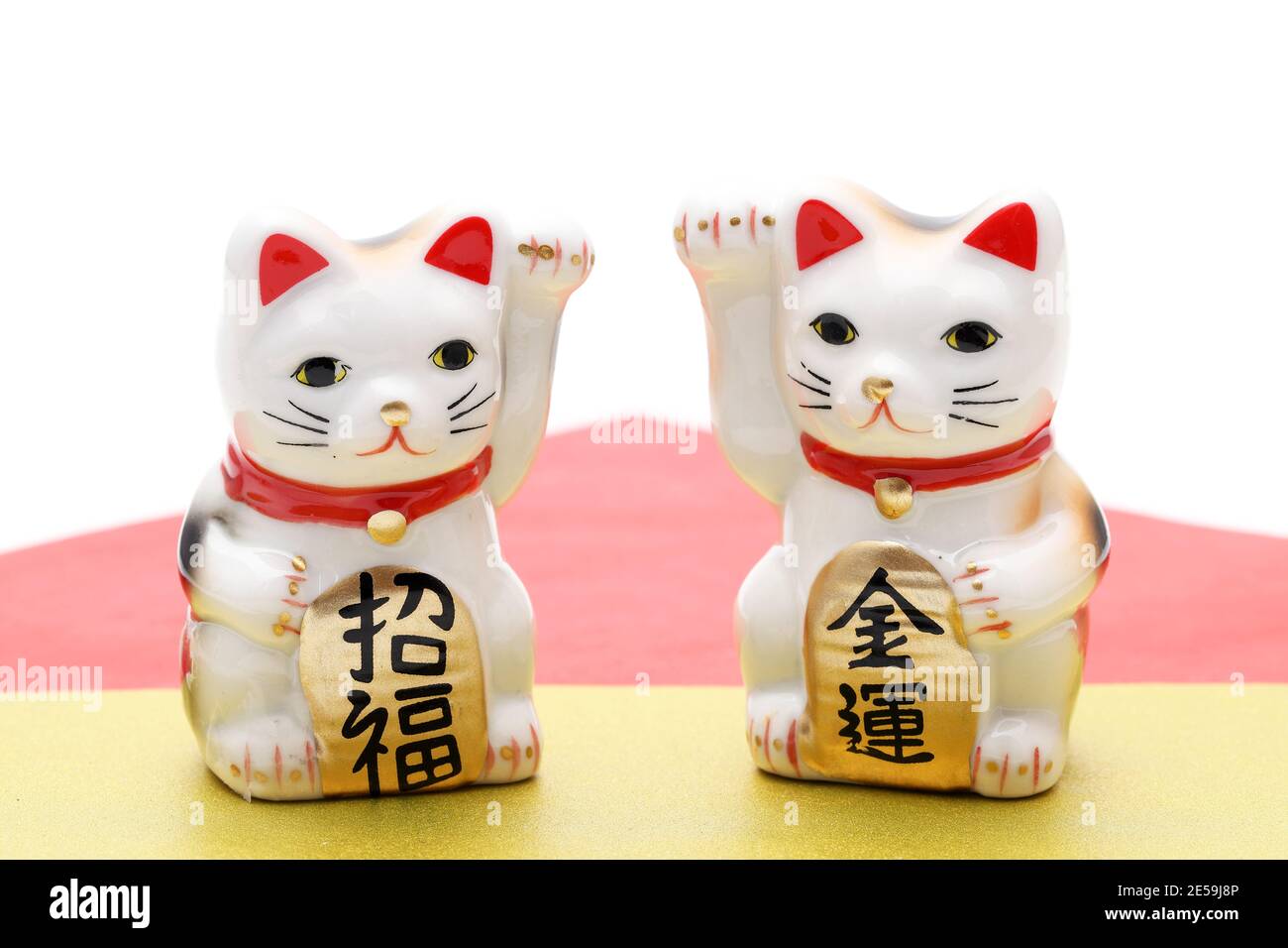 Gatto fortunato giapponese su sfondo bianco, parola giapponese di questa fotografia significa 'benedizione, fortuna economica' Foto Stock