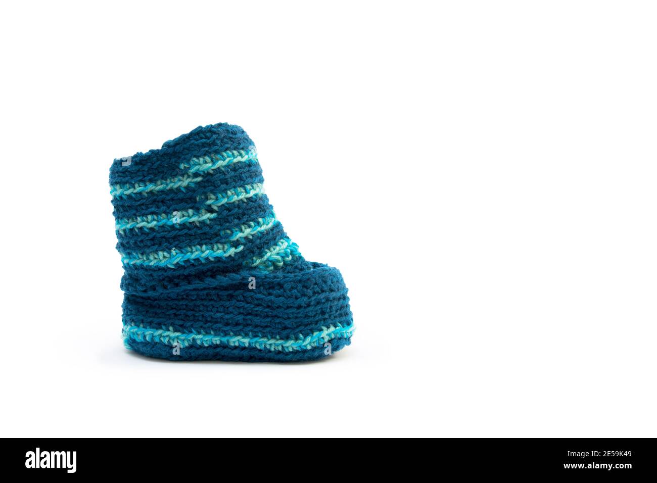 Scarpe a maglia fatte a mano per bambini piccoli. Adorabili scarpe per  neonati isolate su sfondo bianco Foto stock - Alamy