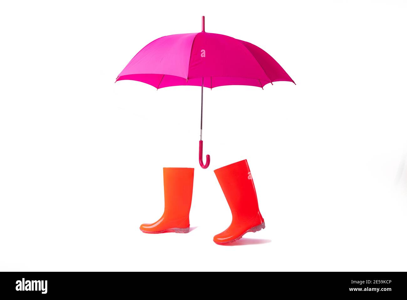 Scarpe in gomma e ombrello isolati su sfondo bianco. Stagione della pioggia e previsioni del tempo. Nessuno Foto Stock