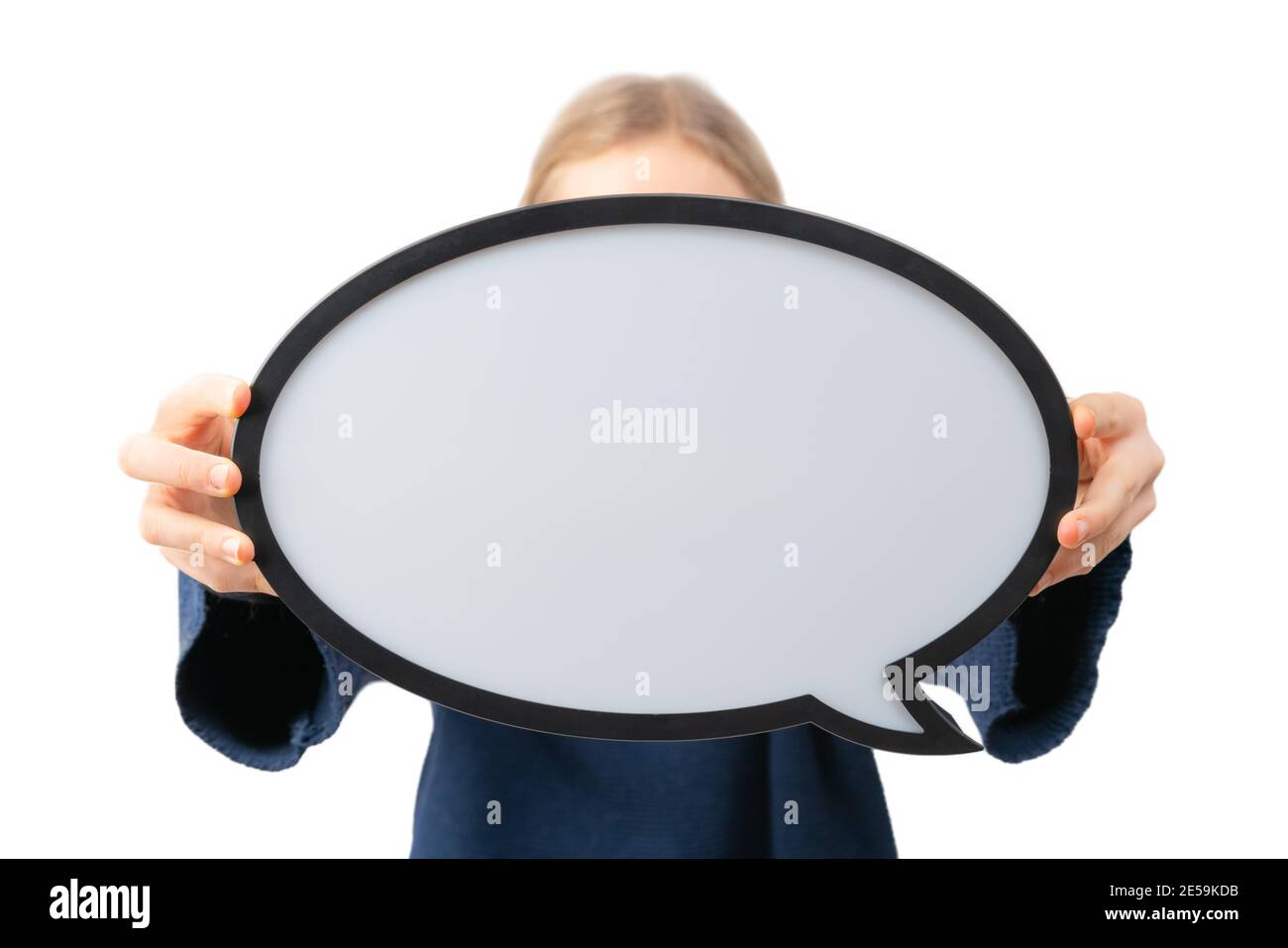 Primo piano della persona che tiene la bolla del parlato vuota su sfondo bianco. Comunicazione e dialogo. Foto Stock