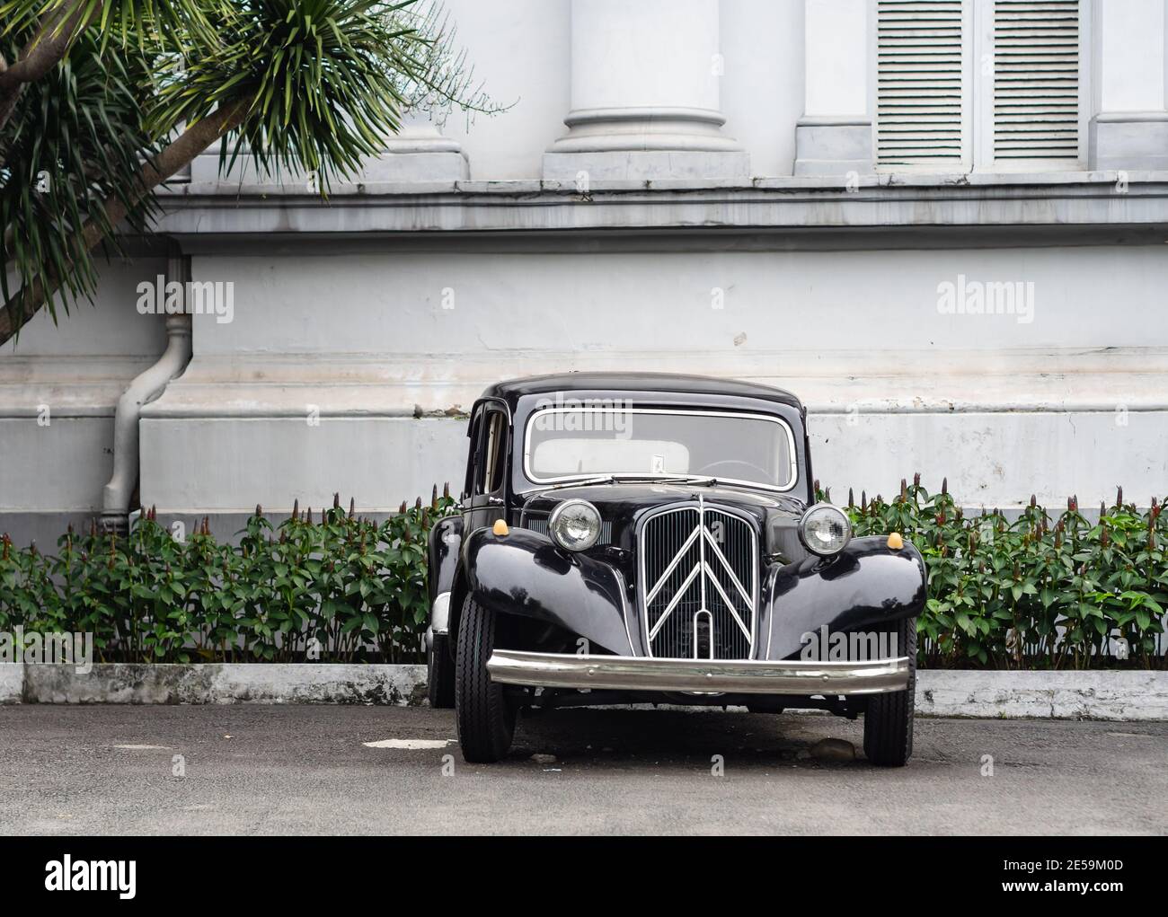 Citroen Traction Avant parcheggiato fuori dal museo della città di ho Chi Minh nel quartiere 1, ho Chi Minh City, Vietnam. Foto Stock