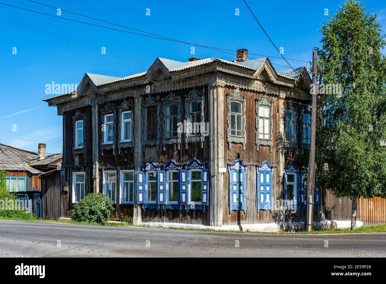 Vecchio edificio di appartamenti in legno nel centro storico della città di Mariinsk, Kemerovo regione-Kuzbass Foto Stock