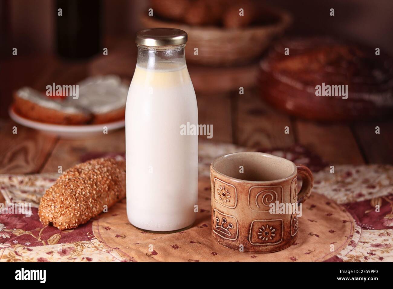tazza di argilla e bottiglia di latte, croissant integrale, ancora vita Foto Stock