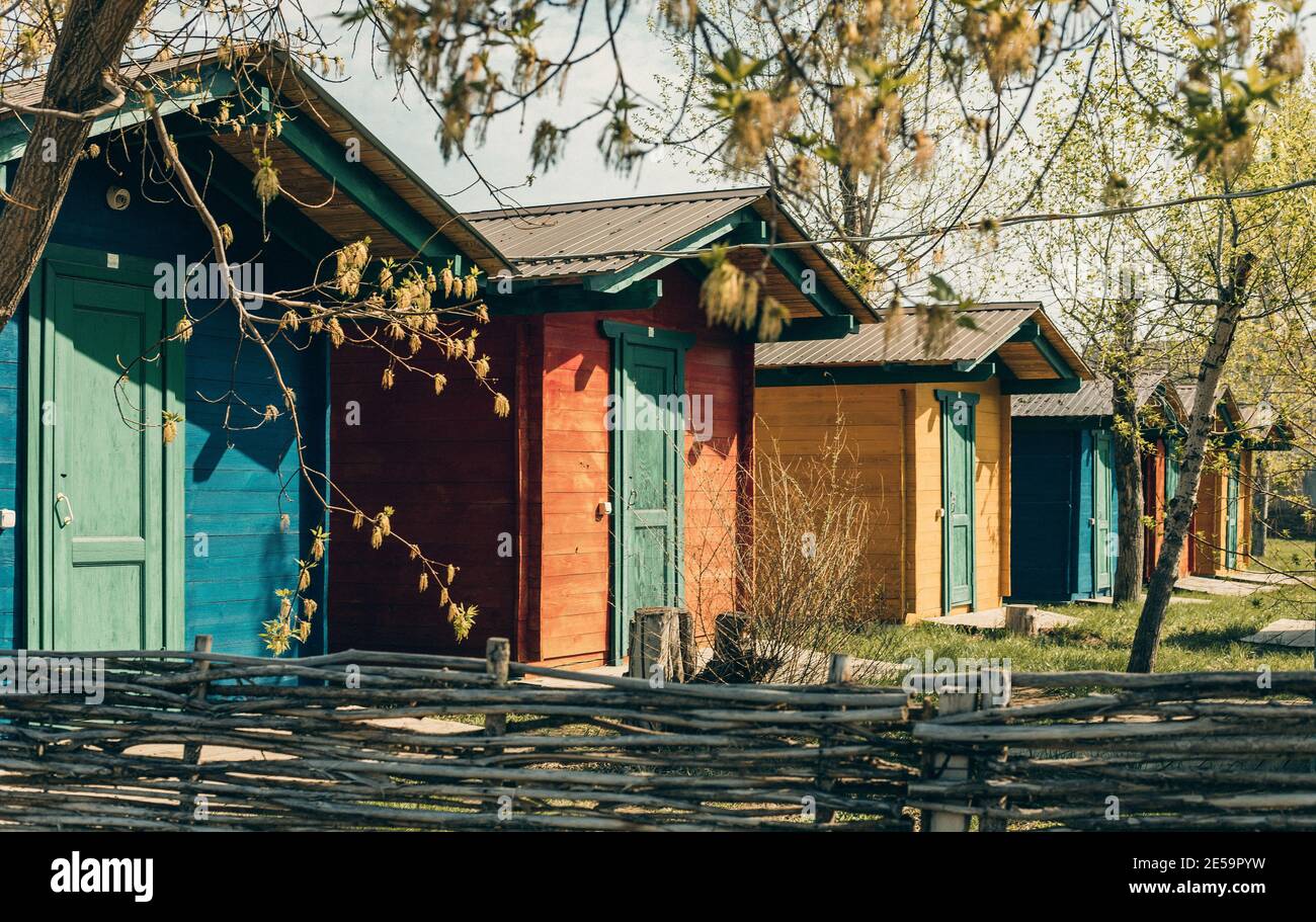 Facciate colorate di piccole case per turisti, edifici in Russia sulla riva del lago Foto Stock