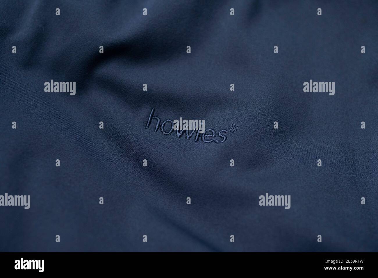 Primo piano del logo Howies su un cappotto Foto Stock