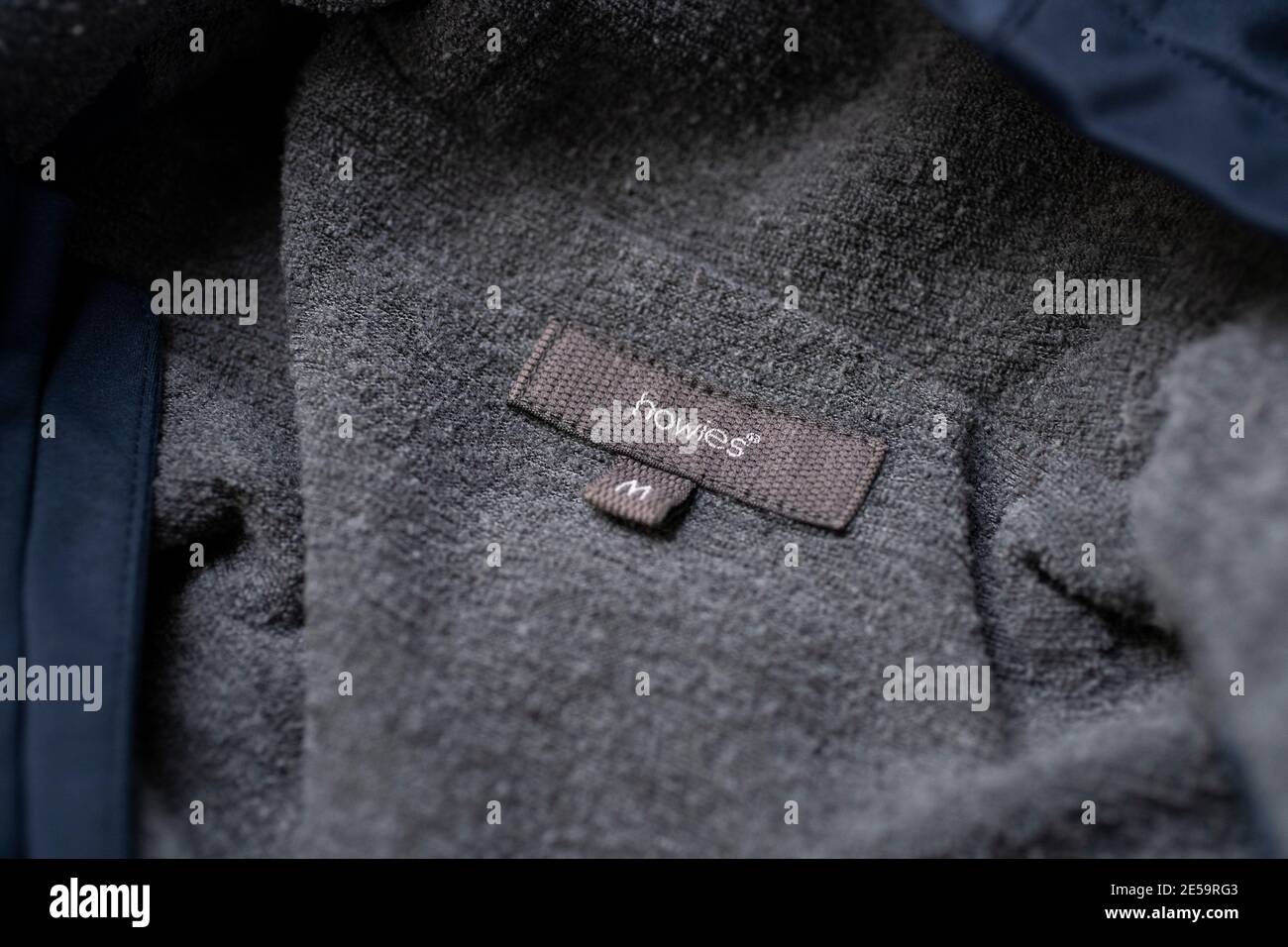 Primo piano del logo Howies su un cappotto Foto Stock