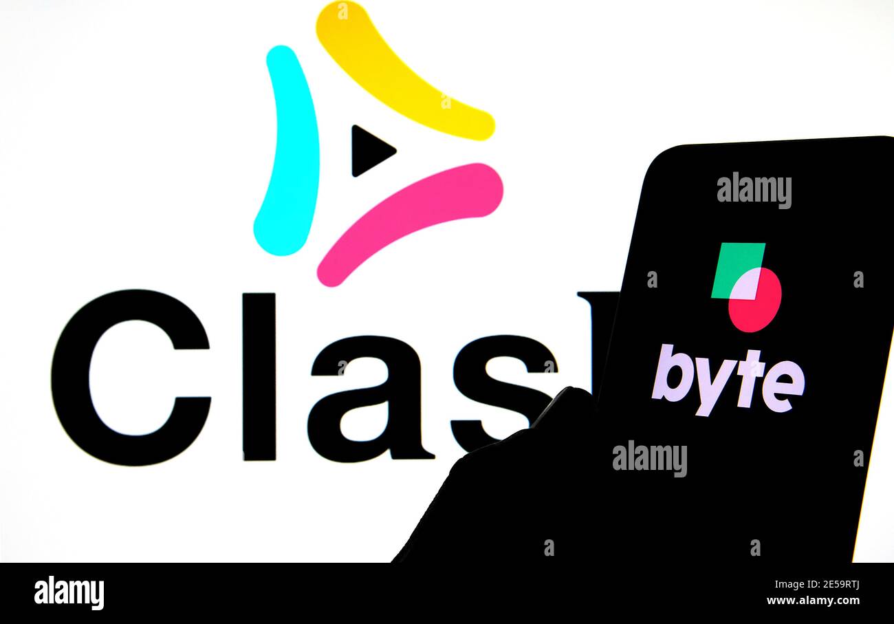 LOGO DELL'app BYTE visualizzato sulla silhouette dello schermo dello smartphone e sfondo sfocato con il logo dell'app Clash. Concetto di fusione. Popolare piattaforma video breve Foto Stock