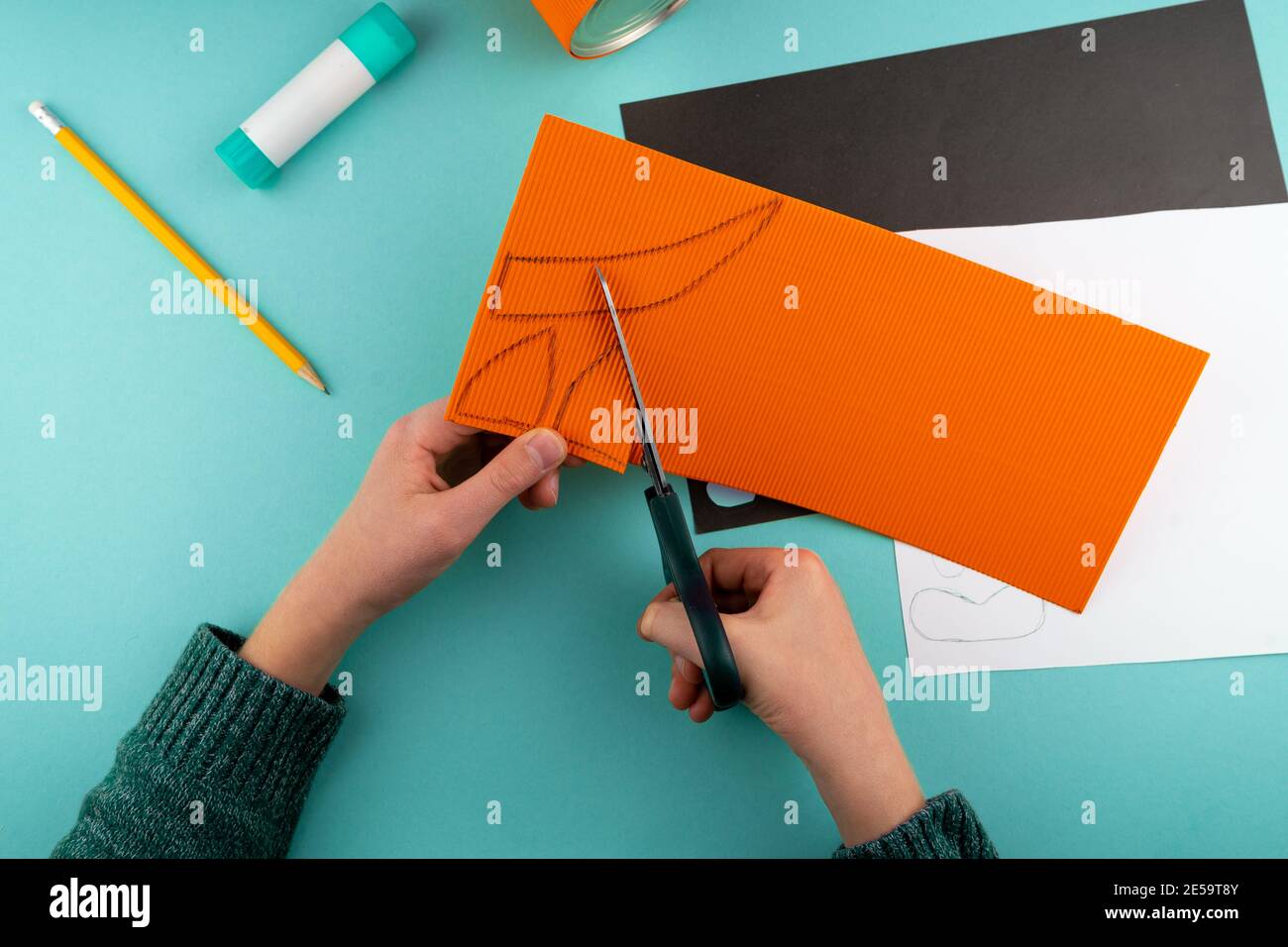 Fase 4. Istruzioni passo-passo su come fare un supporto per la cancelleria da una lattina. Tigre di carta e cartone, forbici e colla. Un DIVERTENTE DI Foto Stock