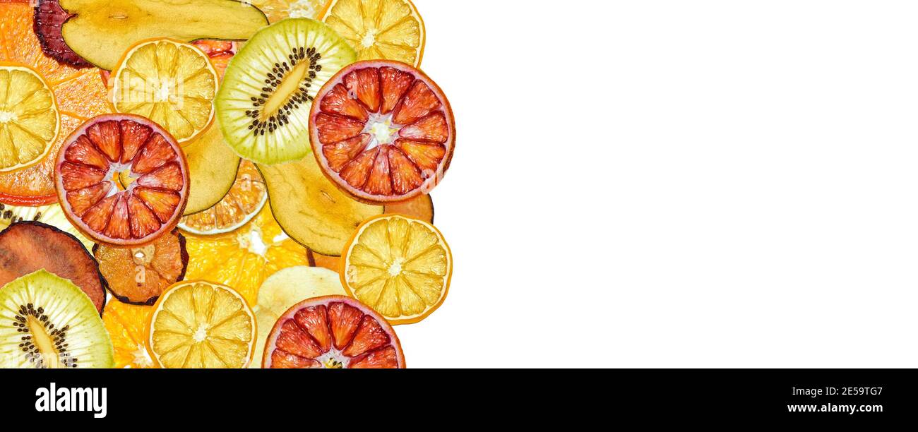 Esotico frutta secca tagliata fette di sfondo. Design estivo con spazio per il tuo testo Foto Stock