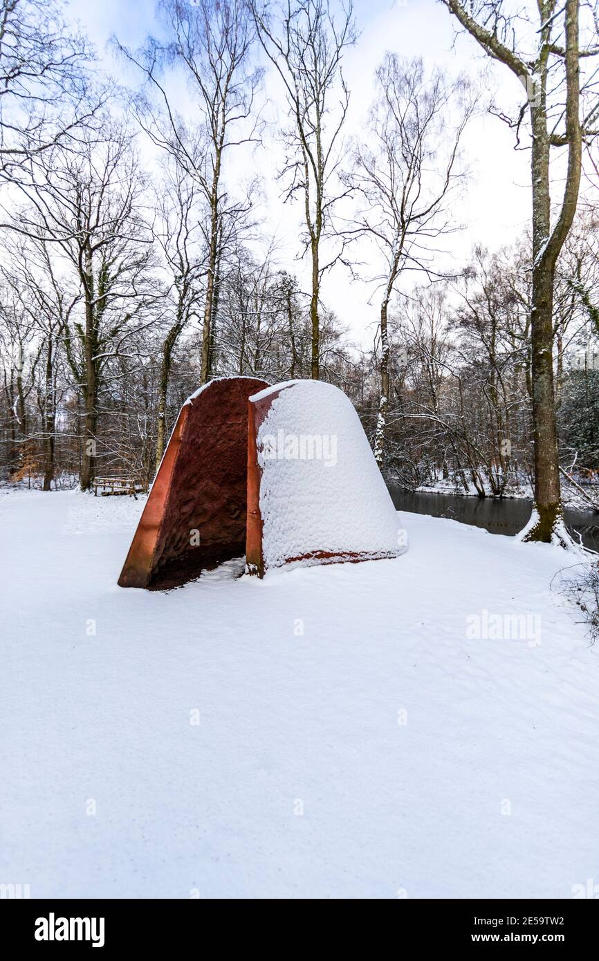 'Soglia' di Natasha Rosling. Una passeggiata nella neve lungo la Foresta di Dean Sculpture Trail, Speech House Woods, Gloucestershire. Foto Stock