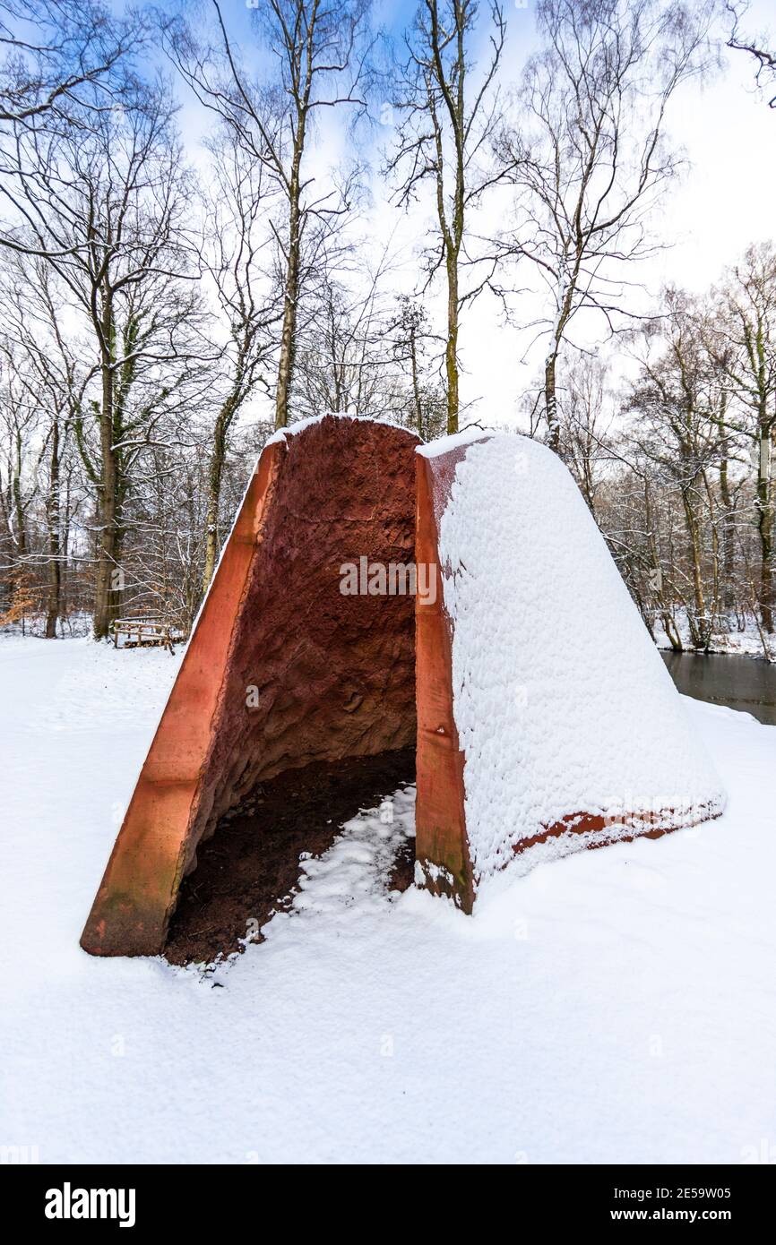 'Soglia' di Natasha Rosling. Una passeggiata nella neve lungo la Foresta di Dean Sculpture Trail, Speech House Woods, Gloucestershire. Foto Stock