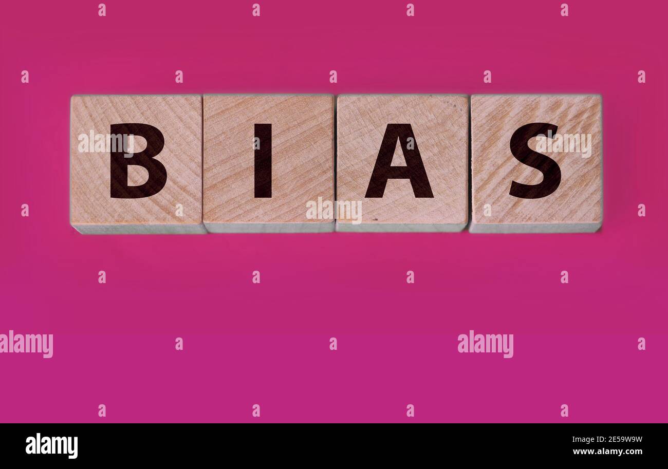 la parola bias su legno blocchi sfondo blu Foto Stock