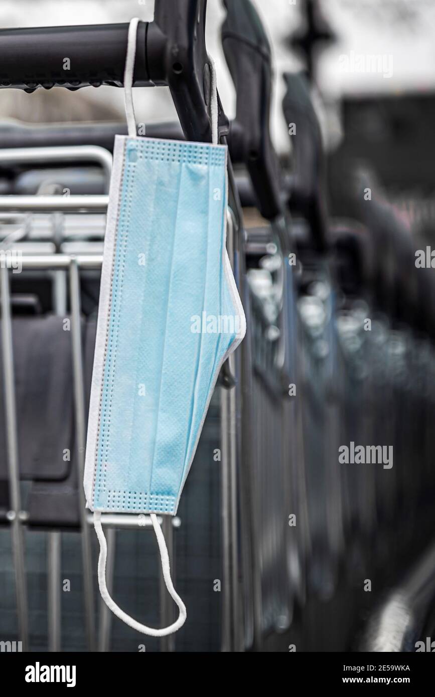 Shopping solo con una maschera Foto Stock