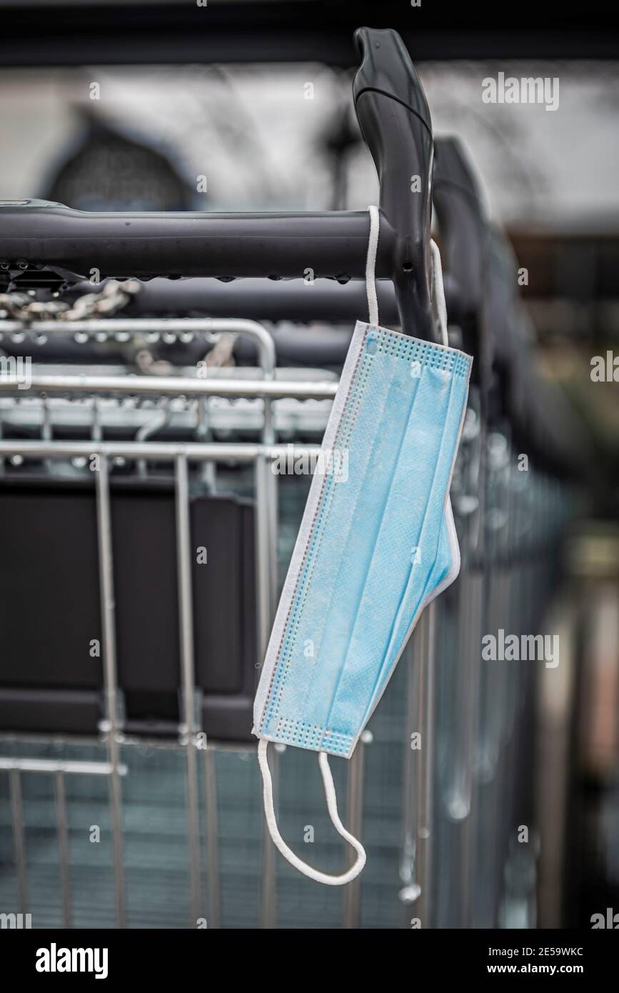 Shopping solo con una maschera Foto Stock