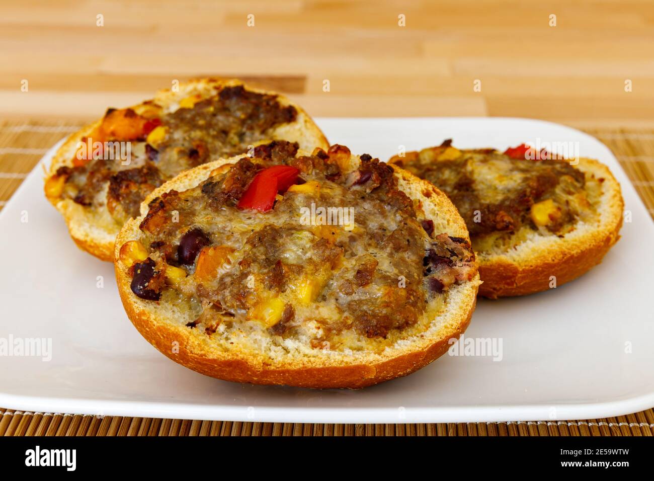 Un panino per pizza pronto per mangiare Foto Stock