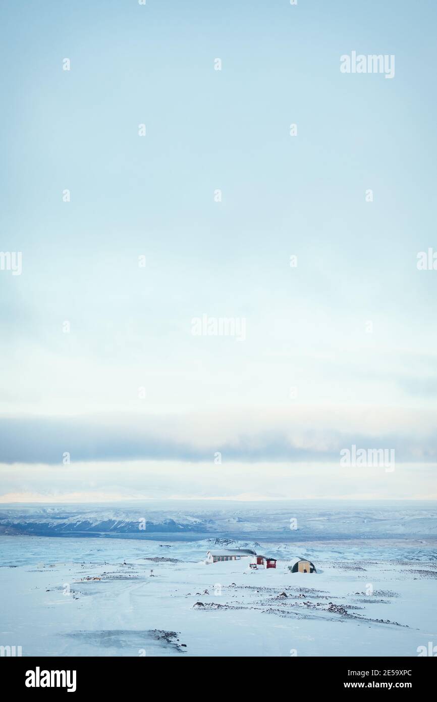 Casale isolato a nord vicino alle montagne in inverno Foto Stock