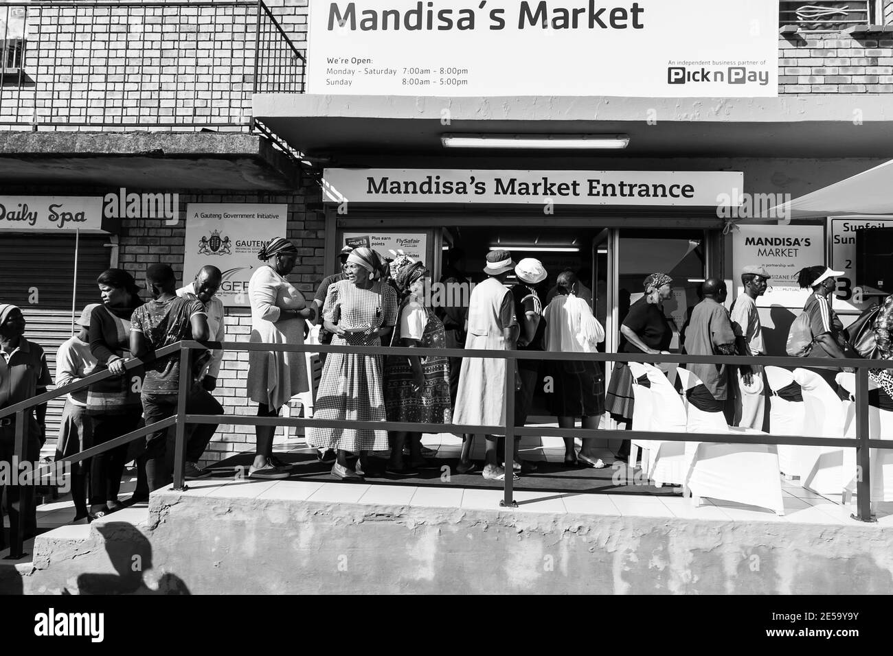 JOHANNESBURG, SUD AFRICA - 06 gennaio 2021: Johannesburg, Sud Africa - 22 novembre 2016: I clienti che aspettano in coda all'ingresso del locale pick n pay g Foto Stock