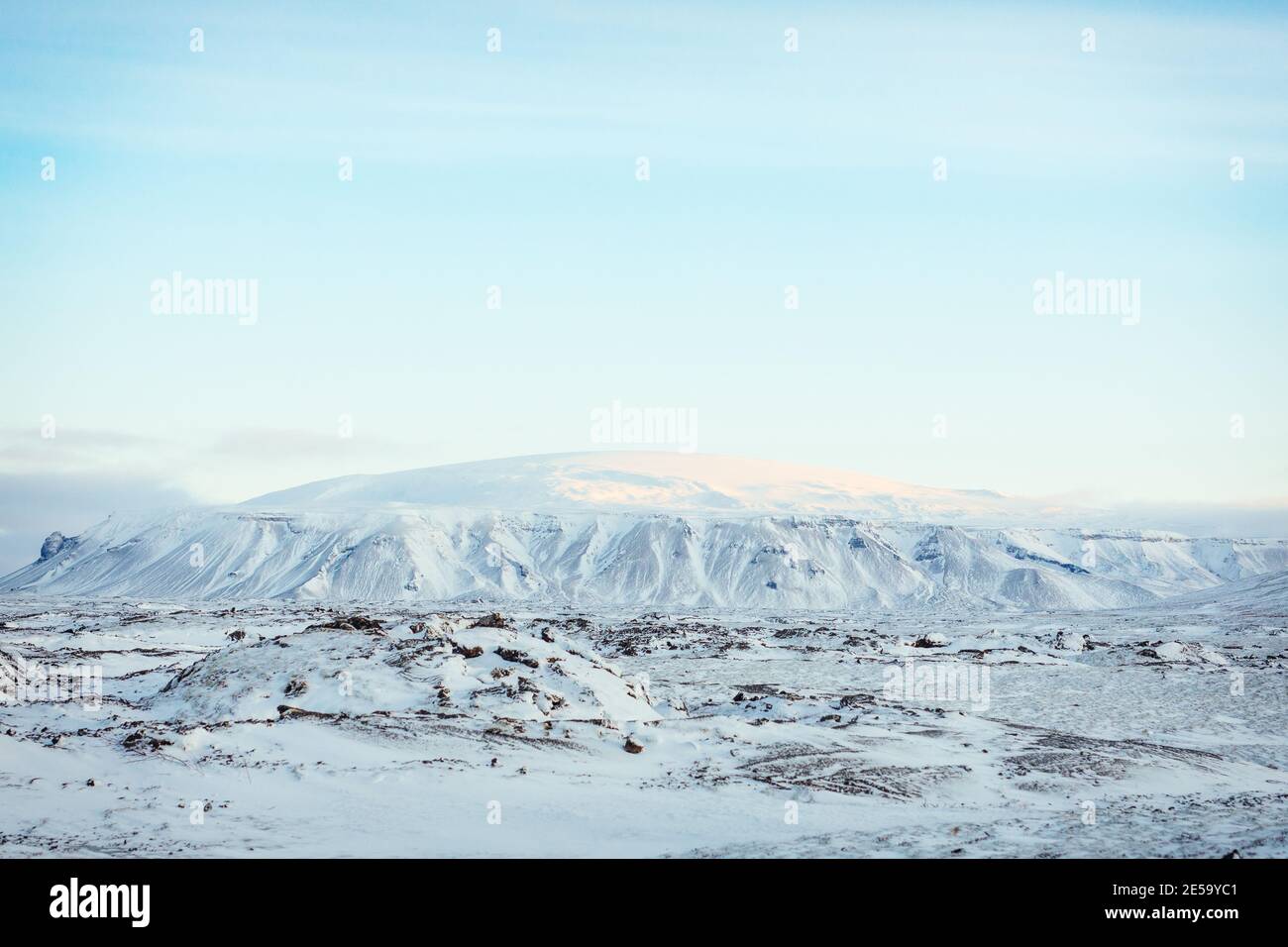 Ghiacciaio di Langjokull da lontano, punto di riferimento in Islanda Foto Stock