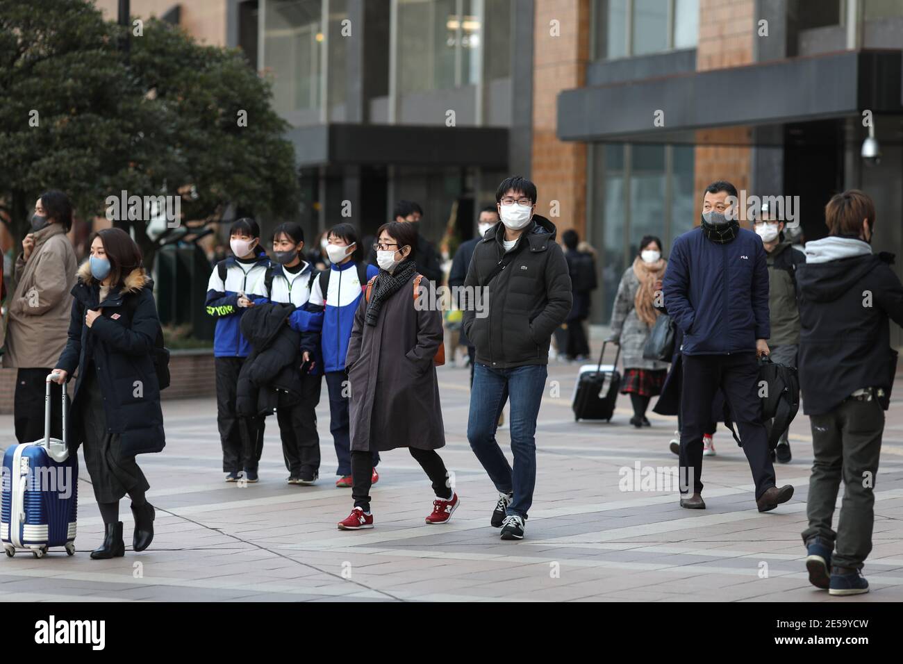 Sendai, Giappone. 27 Dicembre 2020. Persone che indossano la maschera come misura preventiva contro Covid19 camminare vicino alla stazione ferroviaria di Sendai.27 dicembre 2020 l'ultimo giorno del programma Go to Travel in Giappone. Nell'ultimo giorno del programma molte persone tornano a casa da viaggi ad altre prefettura. Il Giappone ha sospeso il programma Go to Travel a livello nazionale dal 28 dicembre 2020 al 7 febbraio 2021. Credit: SOPA Images Limited/Alamy Live News Foto Stock