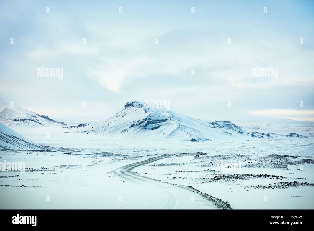 Strada innevata per il ghiacciaio Langjokull in Islanda durante l'inverno Foto Stock