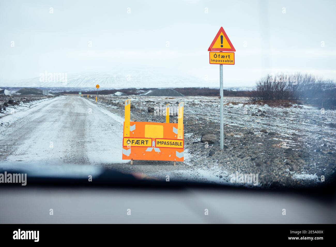 Condizioni atmosferiche pericolose su strada, canti di strada chiusa Foto Stock