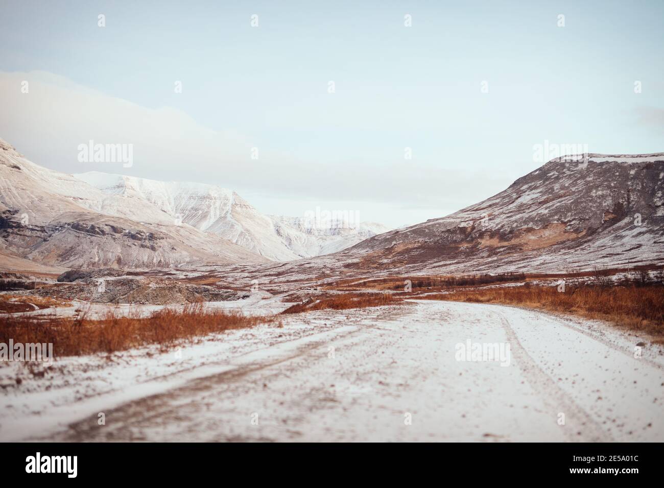 Paesaggio di montagna islandese in inverno Foto Stock