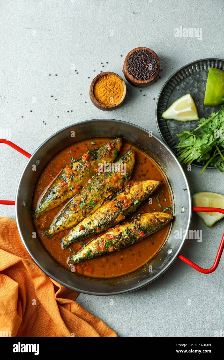 curry di pesce di stile indiano, sardina con senape nera sauсe Foto Stock