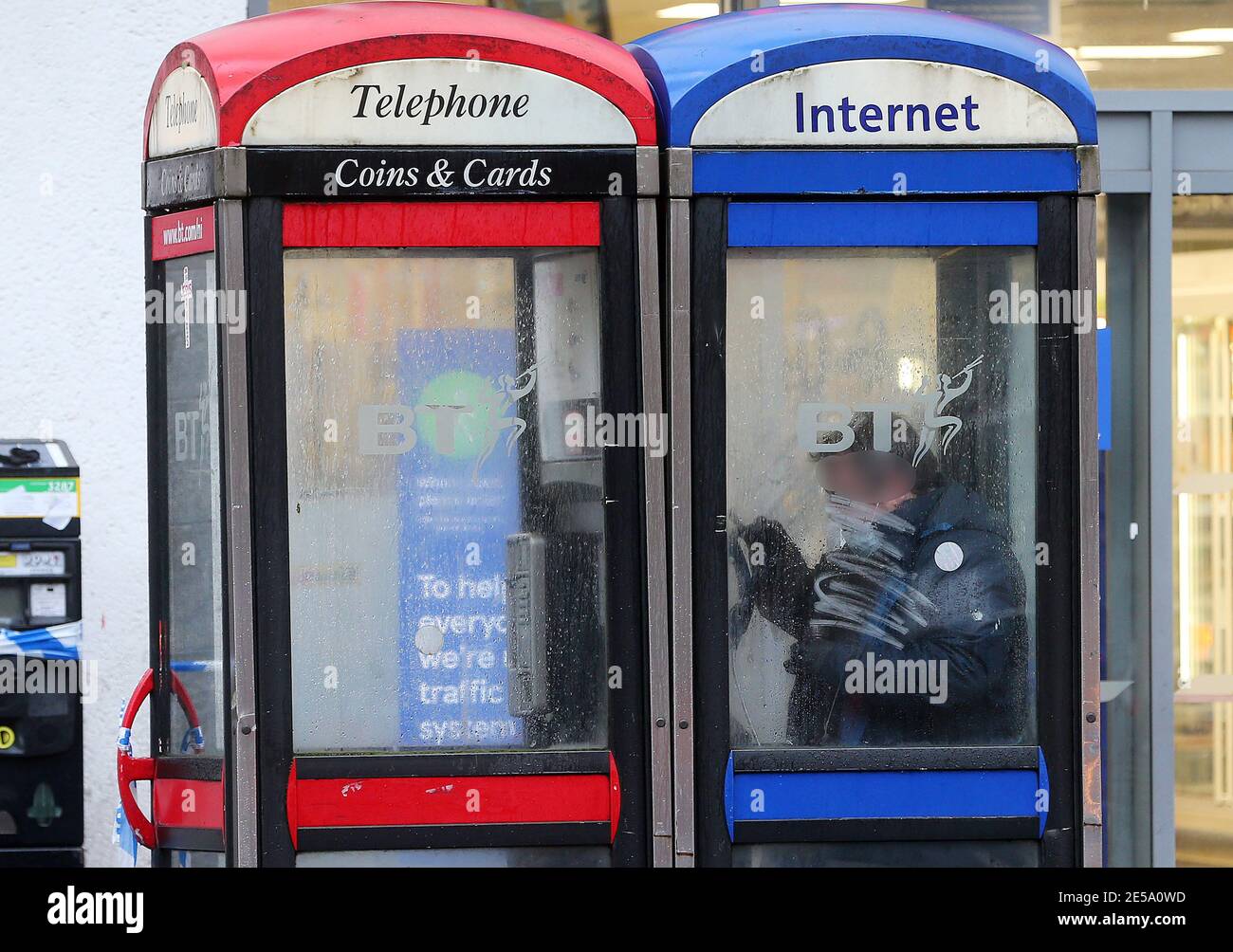 L'ufficiale Forensics spolverò per le impronte digitali in un phonebox vicino alla scena di una rapina in transito presso un Tesco Express in Great Victoria Street, Belfast Picture Mal McCann Foto Stock