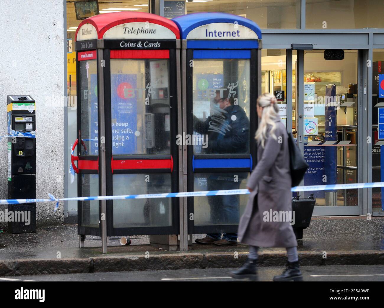 L'ufficiale Forensics spolverò per le impronte digitali in un phonebox vicino alla scena di una rapina in transito presso un Tesco Express in Great Victoria Street, Belfast Picture Mal McCann Foto Stock
