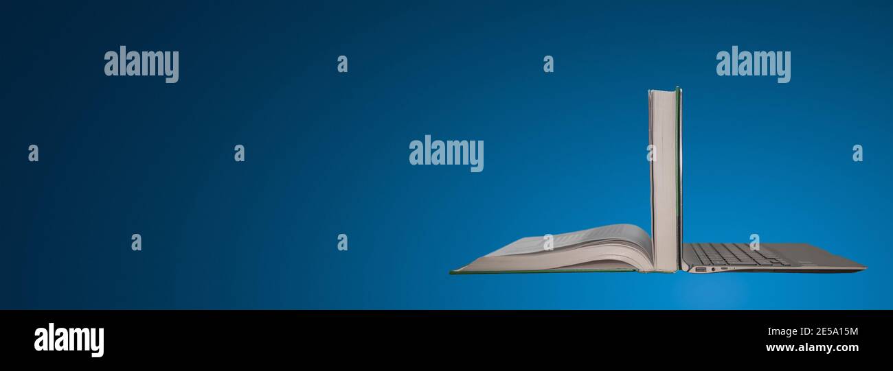 Banner con un computer portatile moderno posizionato da dietro a dietro con un folto libro aperto. Concetto per l'istruzione dell'era digitale, l'apprendimento a distanza e la scolarizzazione. Foto Stock
