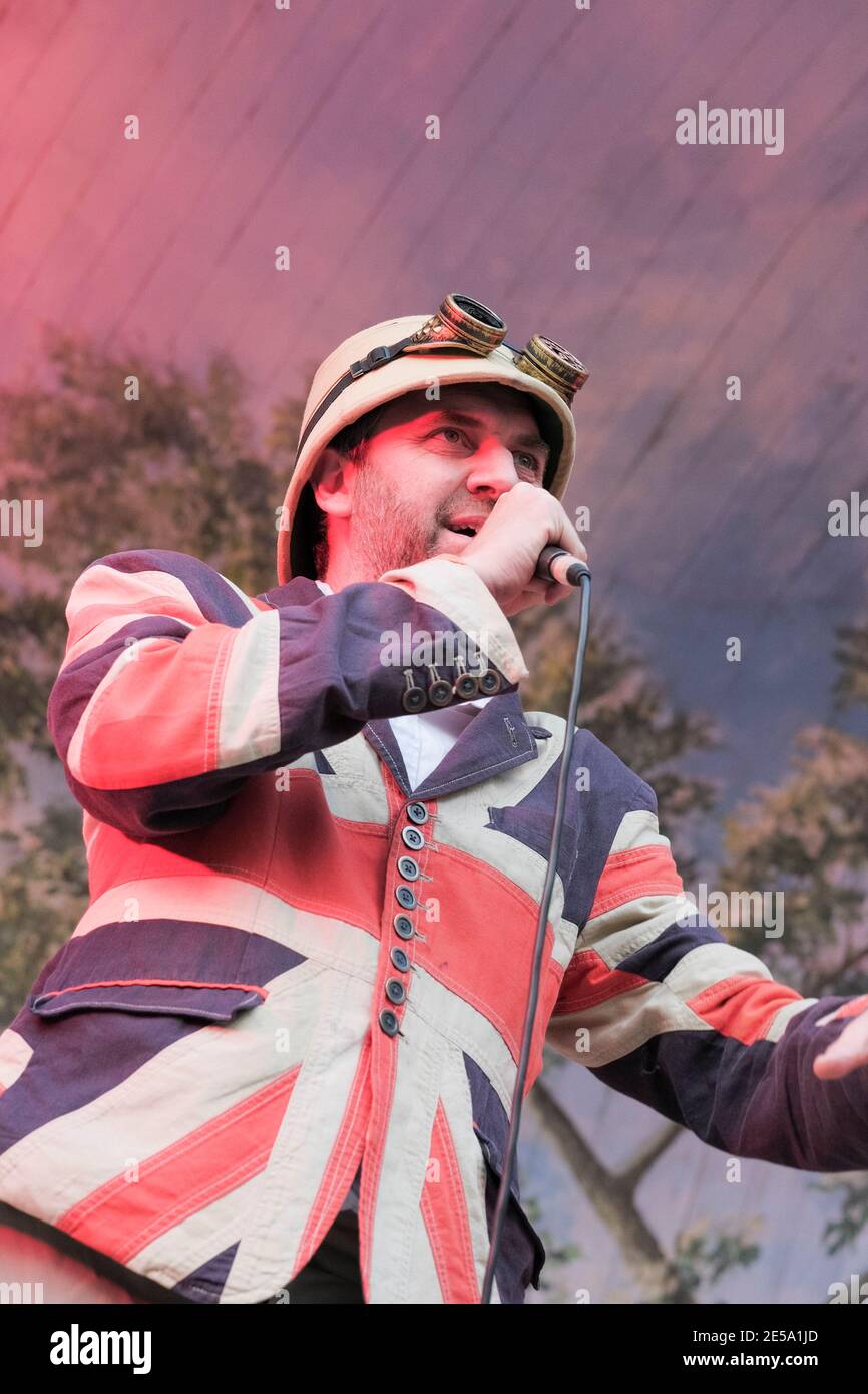 Il Professor Elemental ha suonato con i Gaslight Troubadours al Larmer Tree Festival, Regno Unito. 17 luglio 2015 Foto Stock
