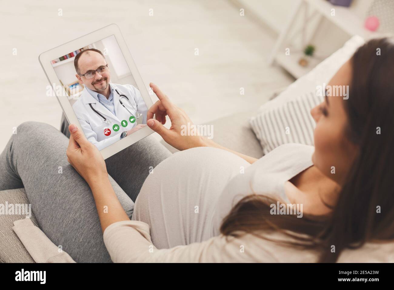 Telemedicina. Donna incinta che fa la videochiamata al medico con la tavoletta digitale, collage Foto Stock