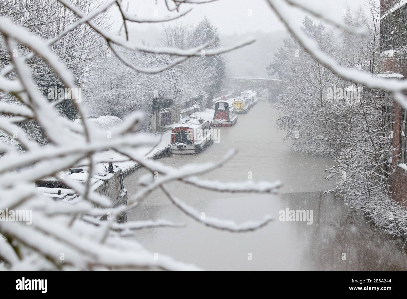 La scena innevata lungo il canale di Coventry vicino ad Atherstone, nel North Warwickshire. Foto Stock