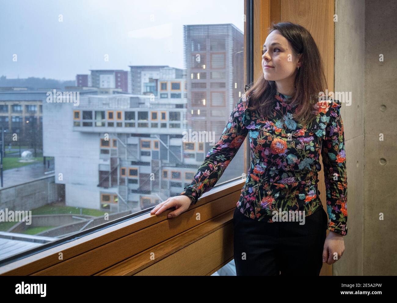 Il segretario alle finanze Kate Forbes nel suo ufficio a Holyrood, Edimburgo, prima di consegnare il bilancio scozzese al Parlamento scozzese giovedì. Data immagine: Mercoledì 27 gennaio 2021. Foto Stock