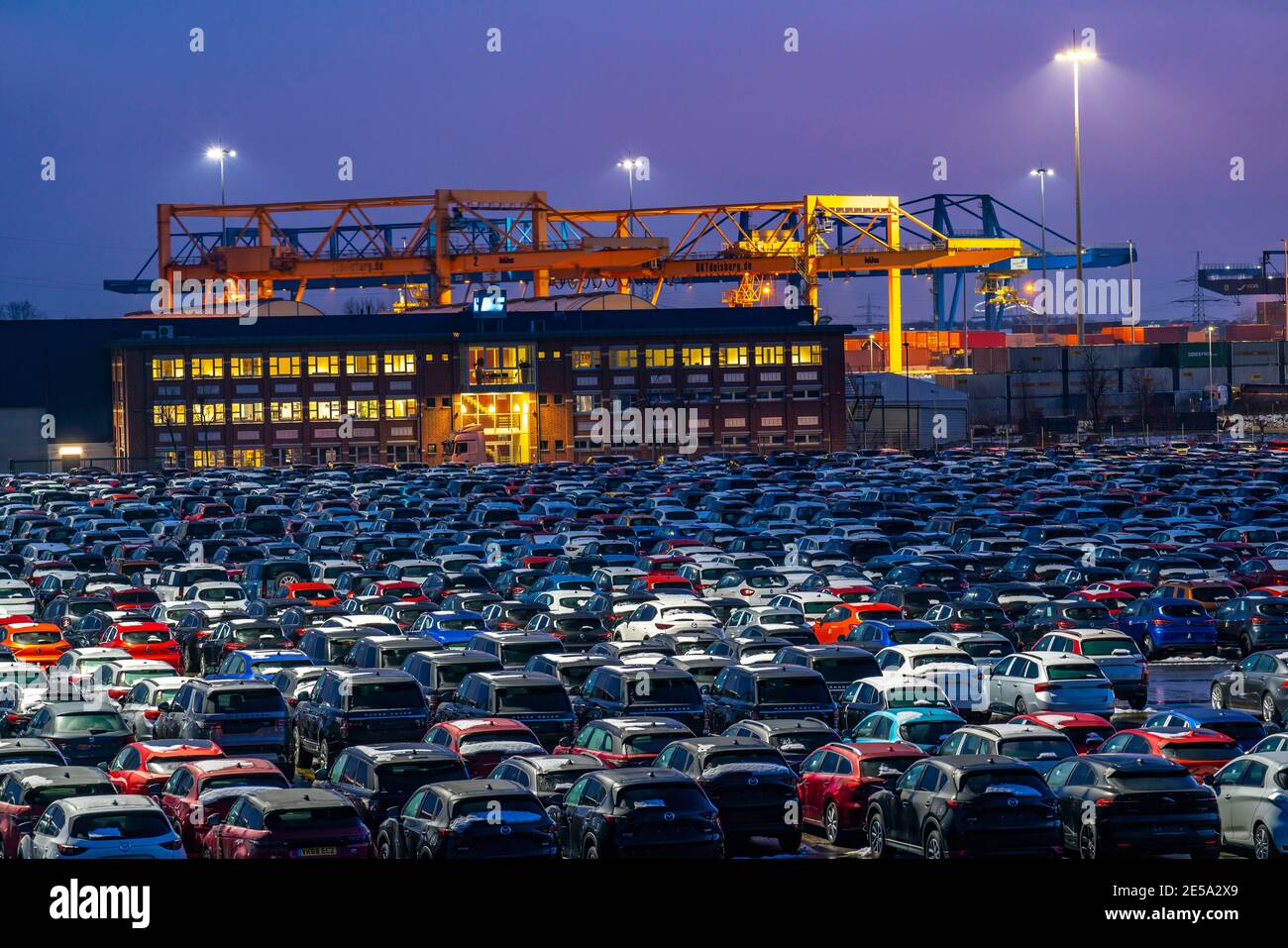 Terminal delle auto nel porto interno Logport i, a Duisburg sul Reno, movimentazione di auto nuove, deposito, terminal dei container posteriori, NRW, Germania Foto Stock
