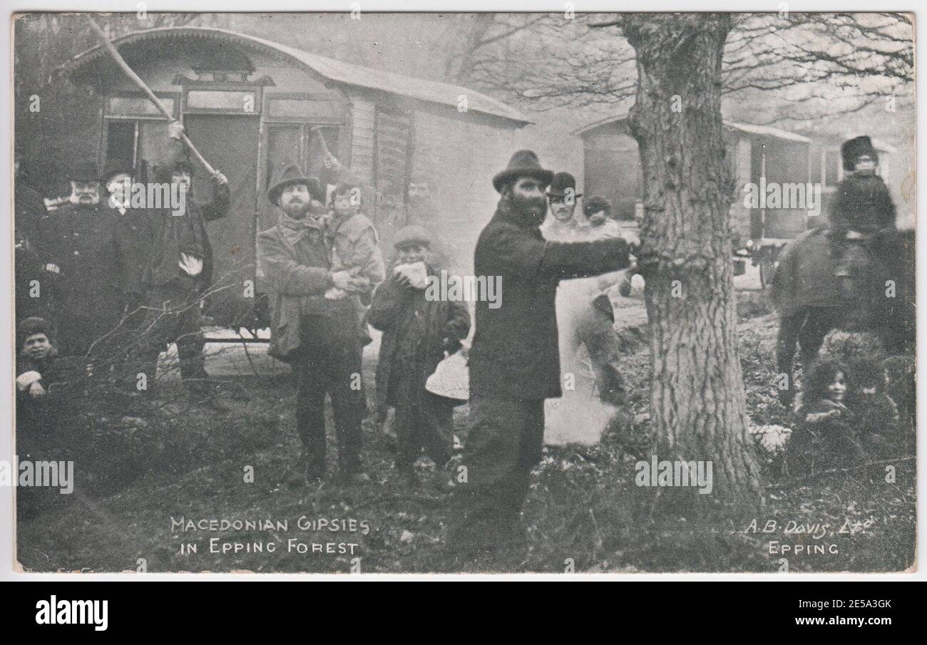 'Zingari kaedoniani nella Foresta di Epping': Uomini e bambini di fronte alle carovane nella Foresta di Epping, Essex, all'inizio del 20 ° secolo Foto Stock