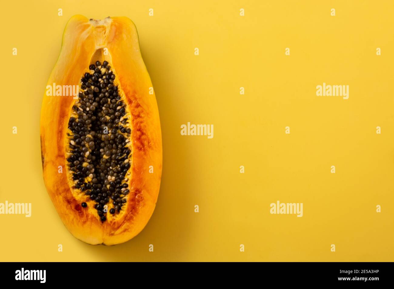 Frutta di papaya mature su sfondo giallo Foto Stock