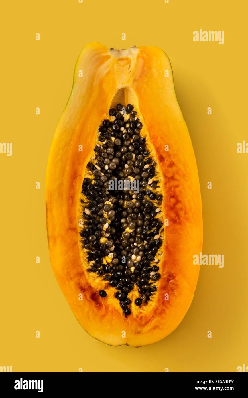 Frutta di papaya mature su sfondo giallo Foto Stock