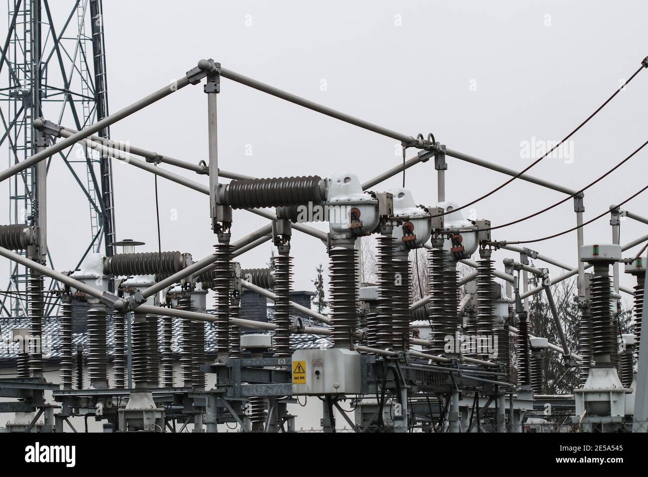 Dettagli della sottostazione elettrica del trasformatore da 100 kV situata  in Polonia Foto stock - Alamy