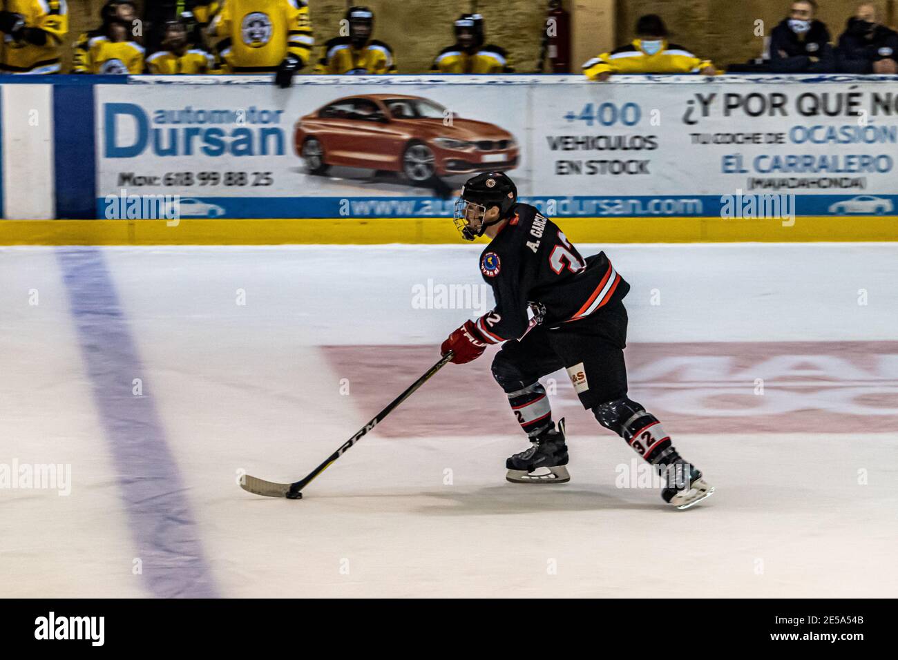MAJADAHONDA, SPAGNA - 14 novembre 2020: Partita di hockey su ghiaccio maschile tra SAD Majadahonda e CG Puigcerda tenuta presso la pista di ghiaccio la Nevera a Majadahonda su No Foto Stock