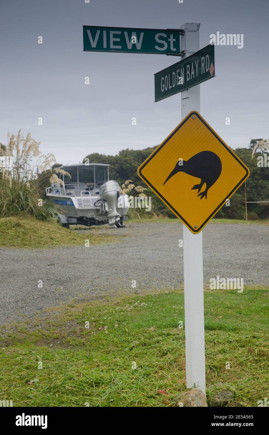 Segnale di attenzione dalla presenza del kiwi. Oban. Stewart Island. Nuova Zelanda. Foto Stock