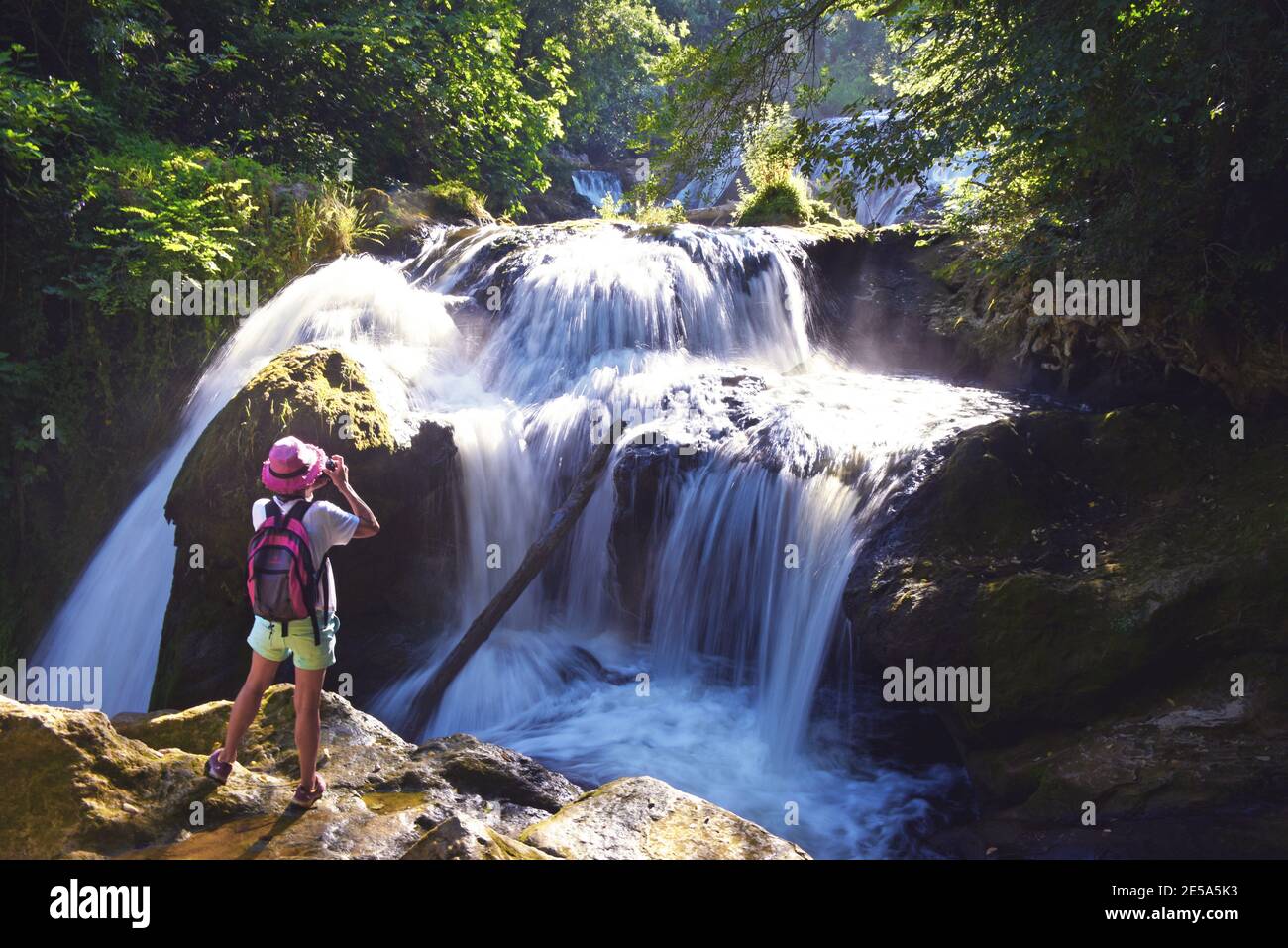 Donna che scatta foto di una cascata del fiume Caramy, Francia, Provenza, Dept Var, Carces Foto Stock