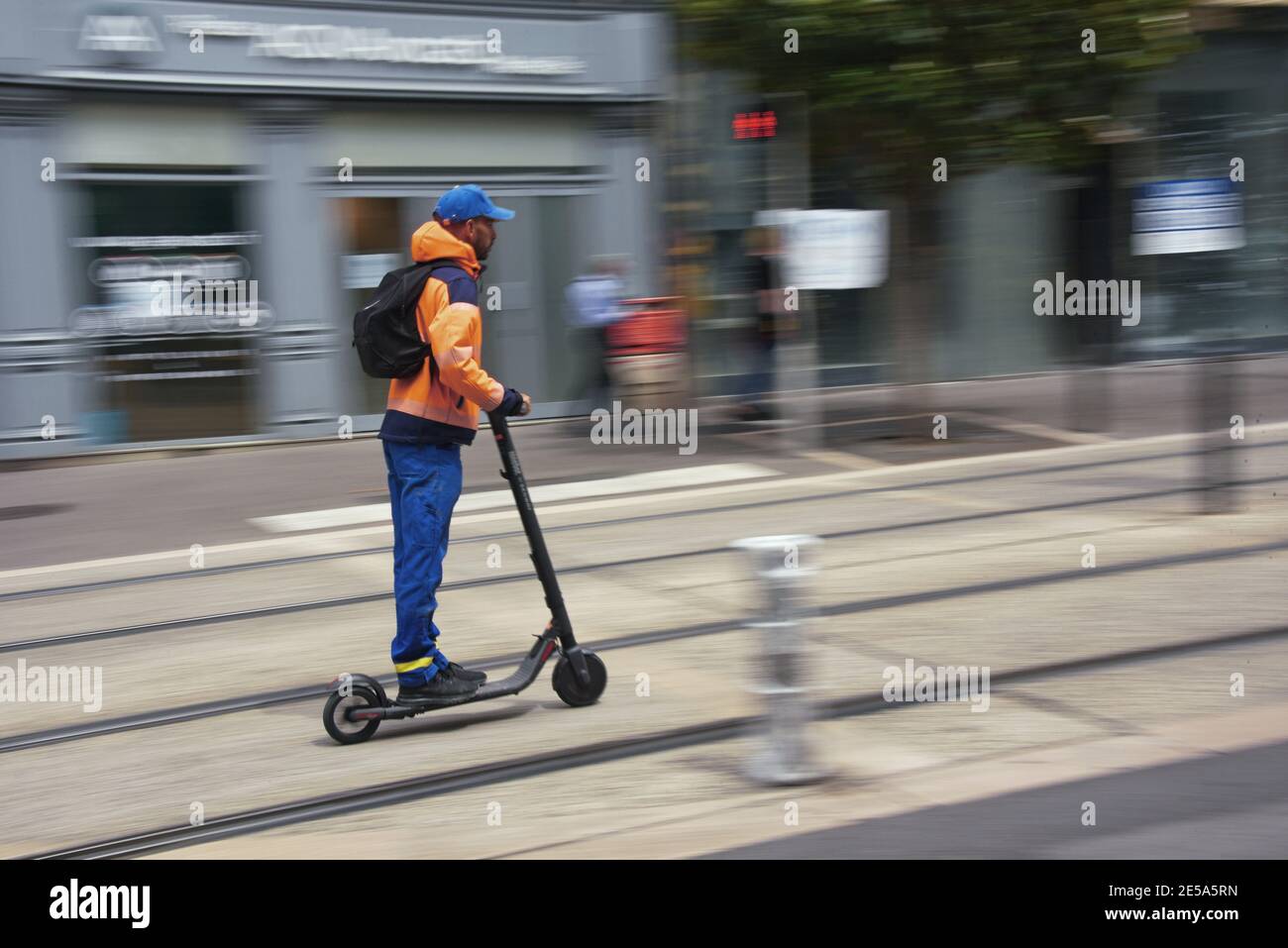 Uomo che guida uno scooter elettrico, Francia, Bouches du Rhone, Marsiglia Foto Stock