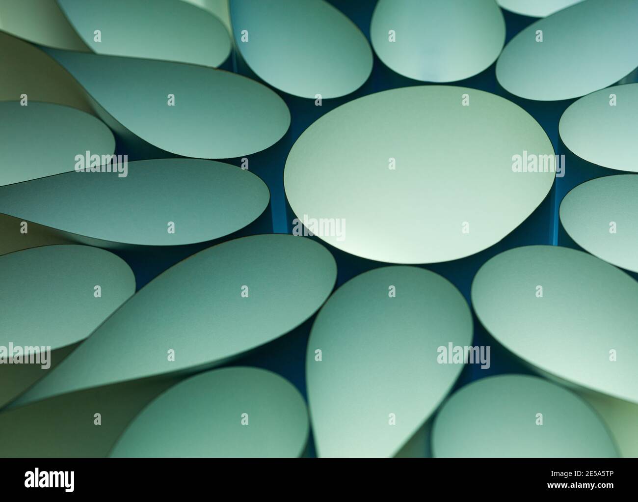 immagine macro di fogli di carta curvati colorati di forma simile un fiore crema turchese Foto Stock