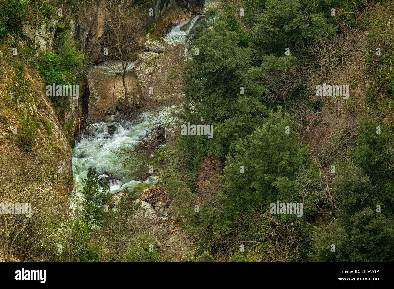 Il torrente di montagna scorre rapidamente e tumultuosamente tra pietre e salti. Abruzzo, Italia, Europa Foto Stock